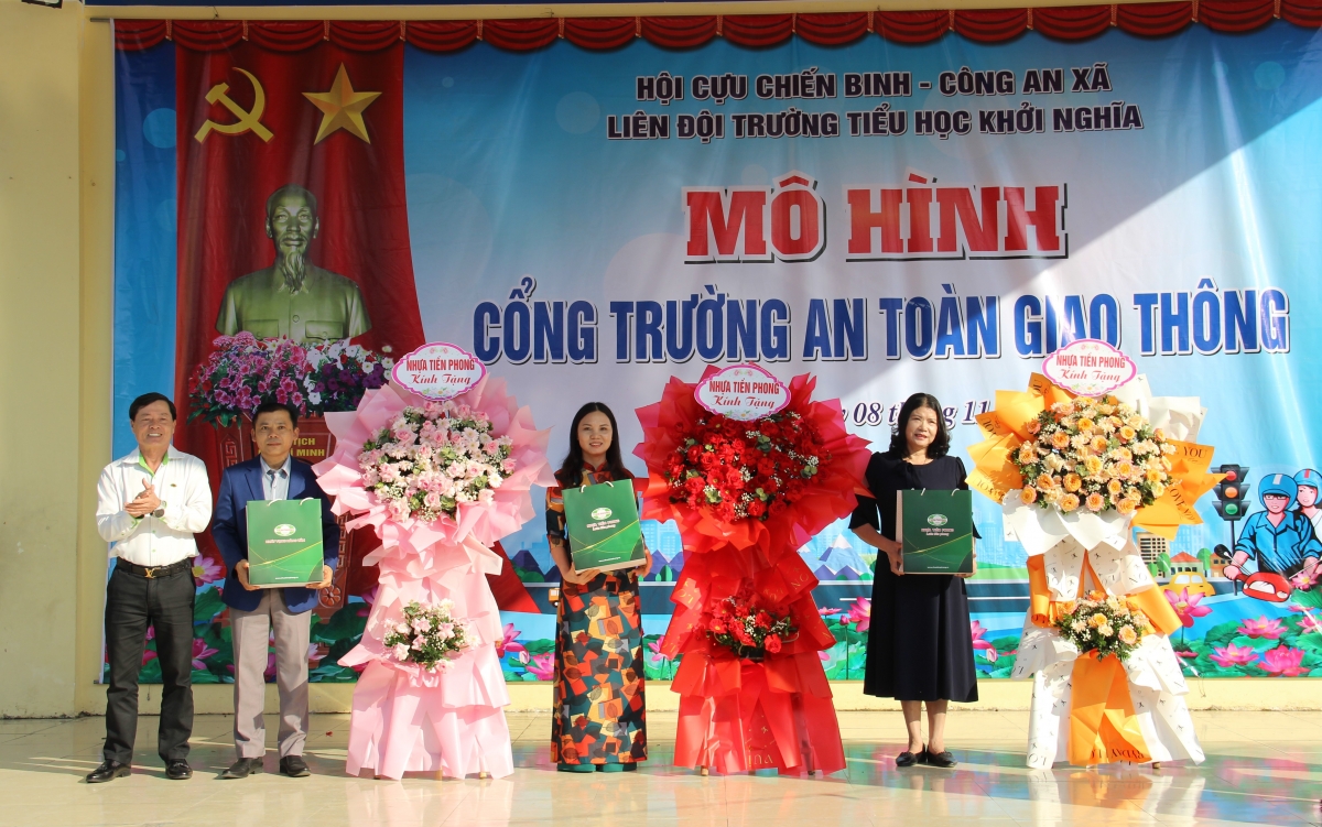 Nhựa Tiền Phong: Trao tặng 1000 mũ bảo hiểm và xe đạp cho học sinh