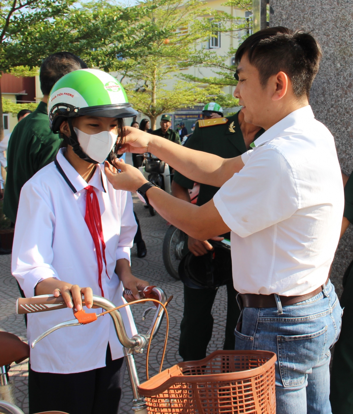 Nhựa Tiền Phong: Trao tặng 1000 mũ bảo hiểm và xe đạp cho học sinh