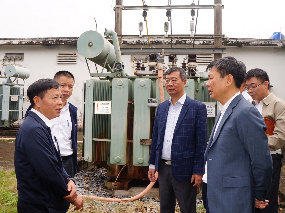 Thành viên Hội đồng thành viên EVNNPC Vũ Thế Nam làm việc với PC Thanh Hóa