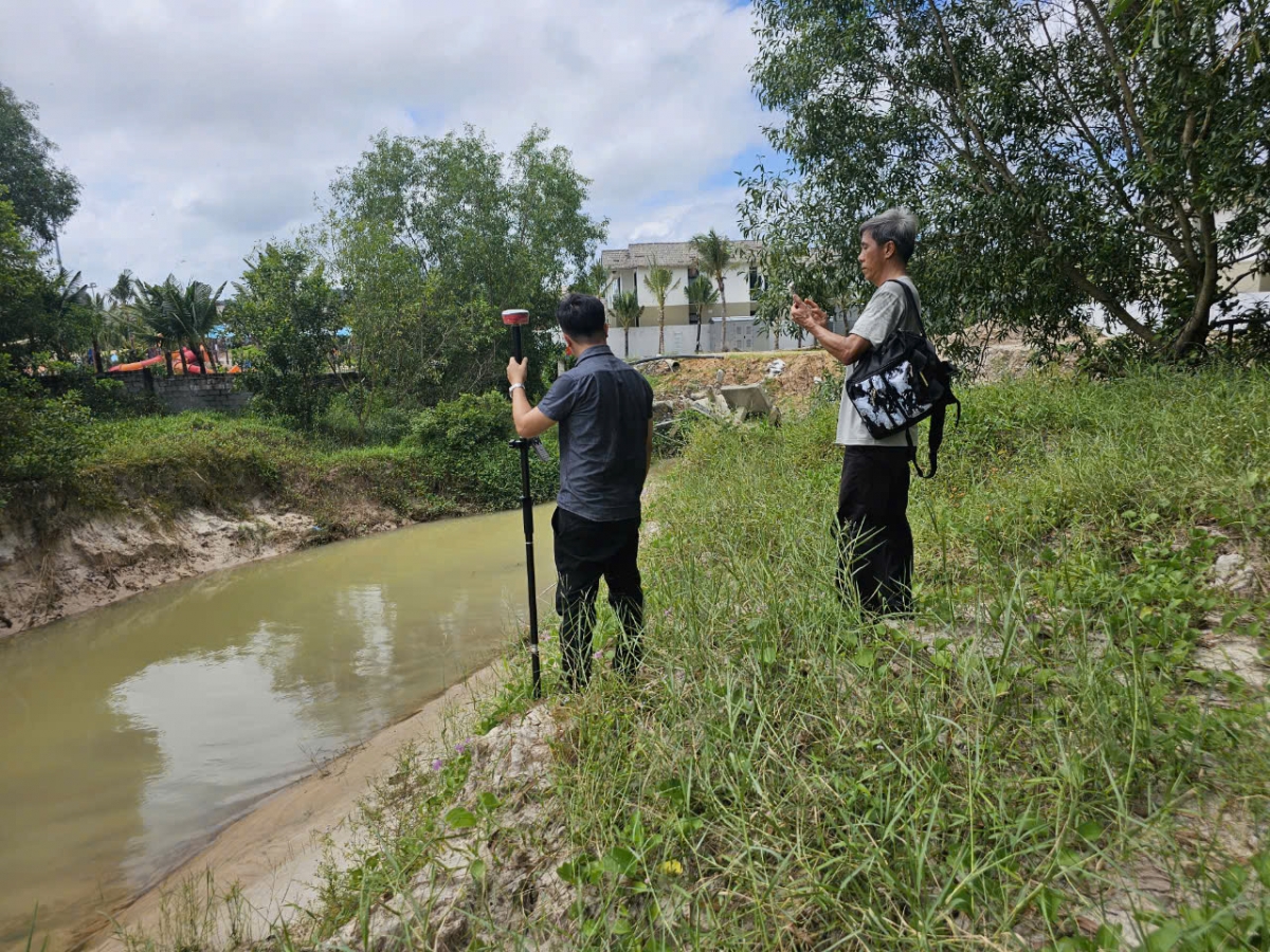 Người cao tuổi yêu cầu xử lí việc lấn chiếm, gây thiệt hại tài sản trên đất có quyền sử dụng hợp pháp​​​​​​​