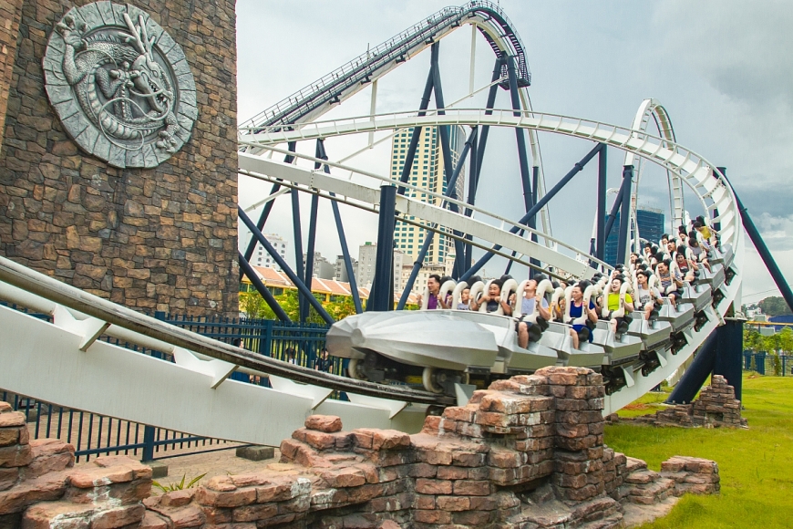 Du khách phấn khích trải nghiệm những trò chơi cảm giác mạnh tại Công viên Rồng