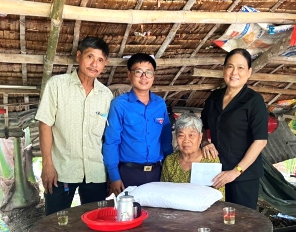 ... tặng quà NCT nghèo