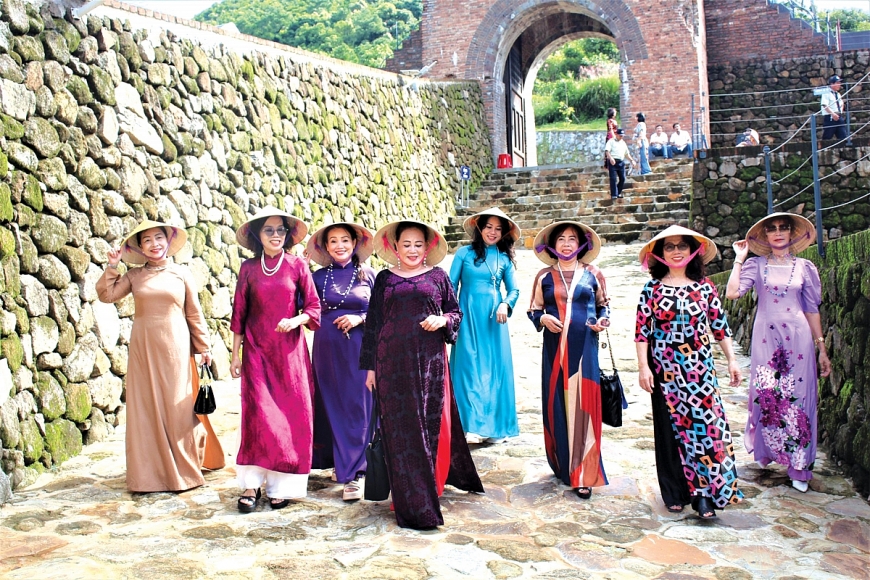 Ban Chủ nhiệm và các thành viên tham quan Di tích Hải Vân Quan.