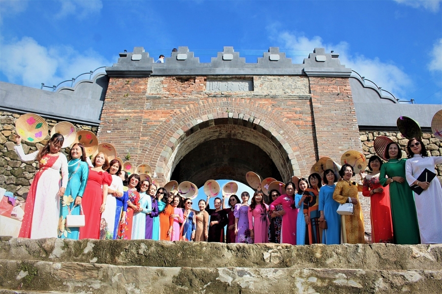 Hành trình kết nối di sản qua tà áo dài truyền thống tại Hải Vân Quan