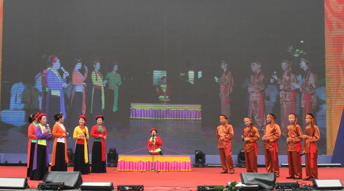 Một tiết mục tại vòng chung khảo cuộc thi trình diễn Di sản văn hóa phi vật thể Người giữ hồn dân tộc tại Lễ hội văn hóa ẩm thực Hà Nội năm 2023