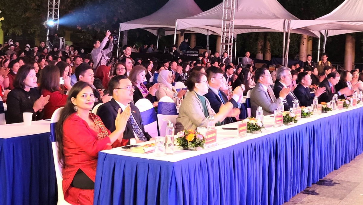 Các đại biểu tham dự Lễ khai mạc Lễ hội văn hóa ẩm thực Hà Nội năm 2023