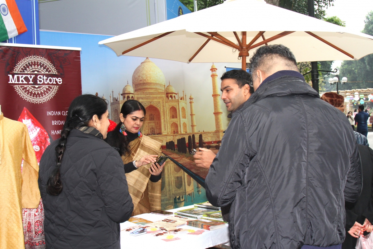 Gian hàng của nước bạn Ấn Độ giới thiệu những sản phẩm làng nghề dệt may truyền thống tại Lễ hội văn hóa ẩm thực Hà Nội năm 2023