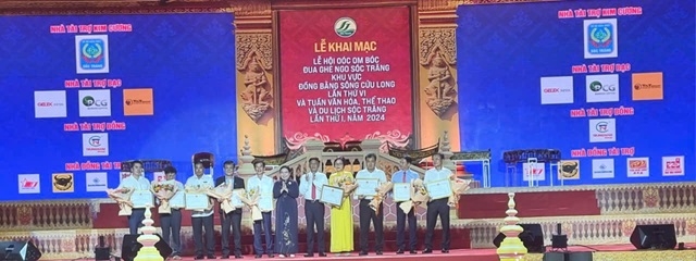 Lãnh đạo tỉnh Sóc tặng Bằng khen cho các đơn vị tài trợ