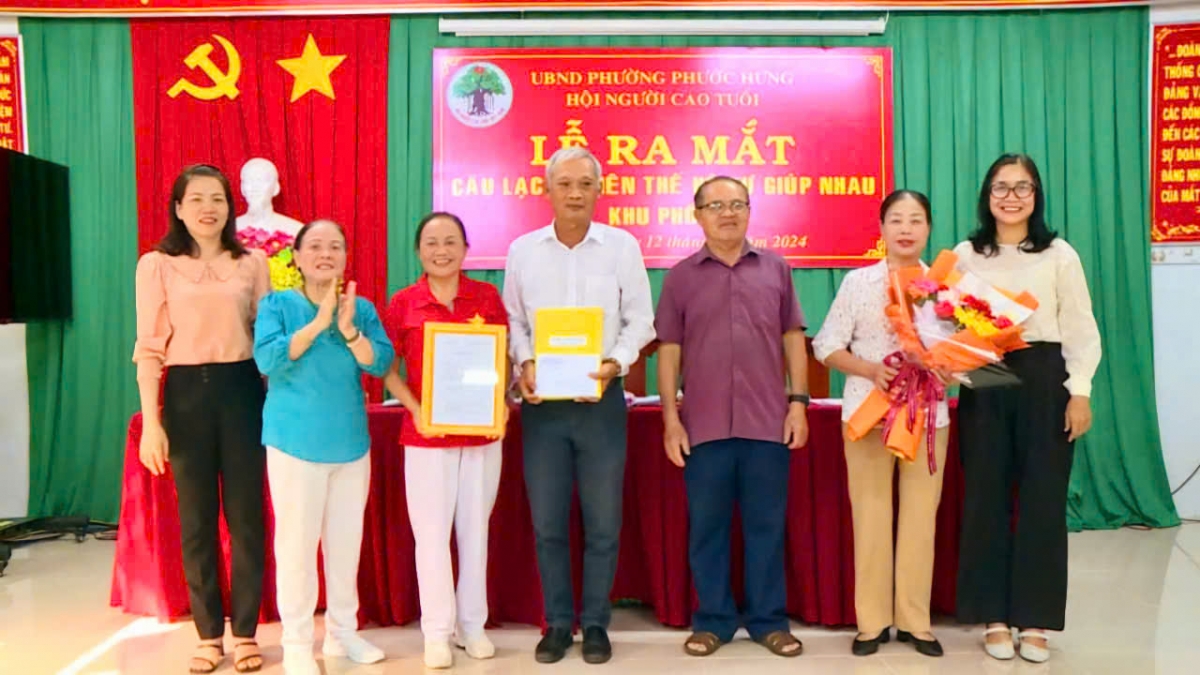 Ra mắt CLB Liên thế hệ tự giúp nhau khu phố 7