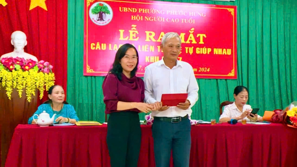 Ra mắt CLB Liên thế hệ tự giúp nhau khu phố 7