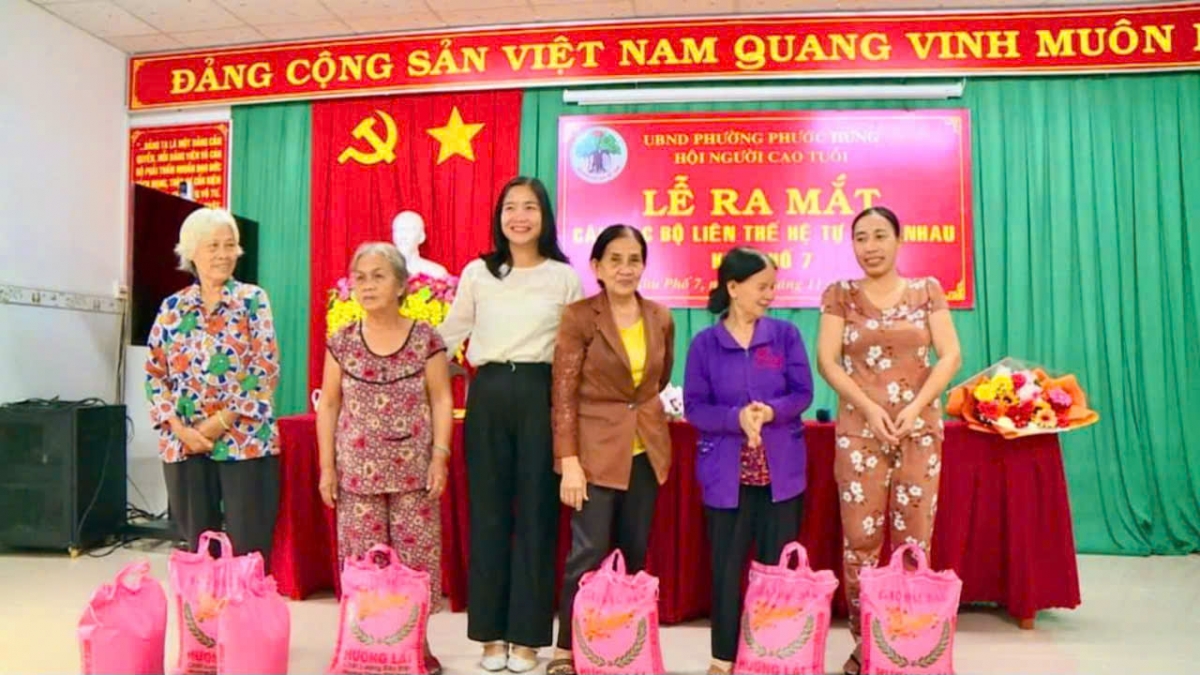 Ra mắt CLB Liên thế hệ tự giúp nhau khu phố 7