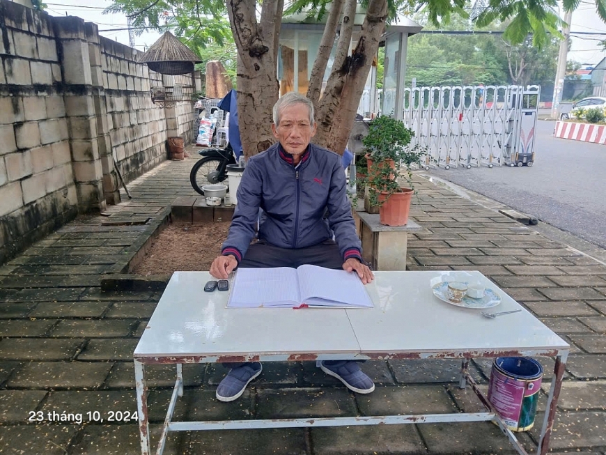 Ông Đỗ Ích Đồng, 70 tuổi, cho biết: “Việc cho rằng các hộ dân tại đây lấn chiếm mà không bồi thường là chưa thấu tình, đạt lí”.