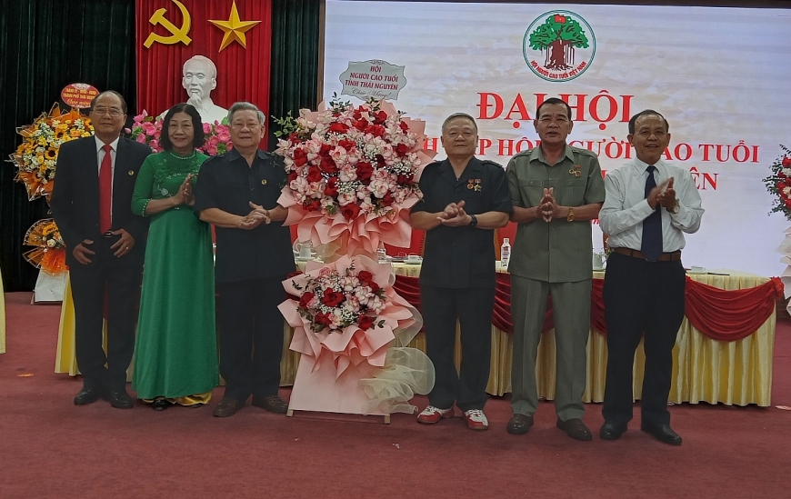 Lãnh đạo Hội NCT tỉnh Thái Nguyên tặng hoa chúc mừng đại hội.