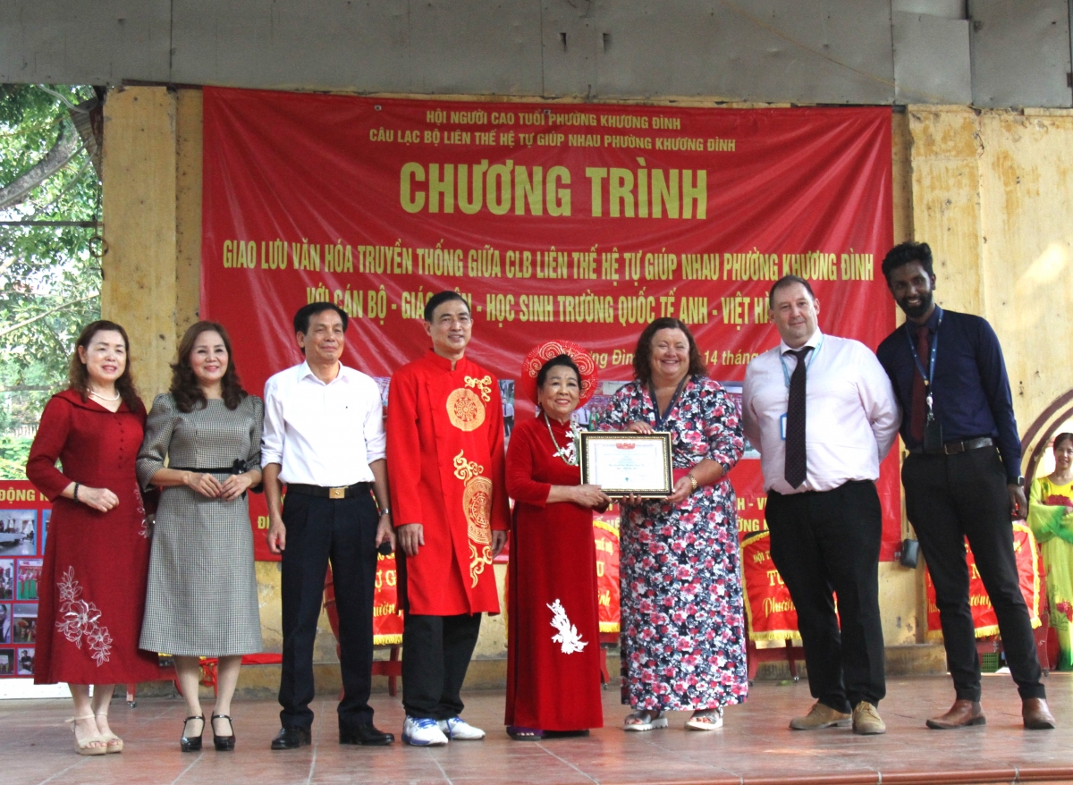 Trao Bằng tri ân tấm lòng vàng chăm sóc, phát huy vai trò NCT cho Trường Quốc tế Anh Việt Hà Nội