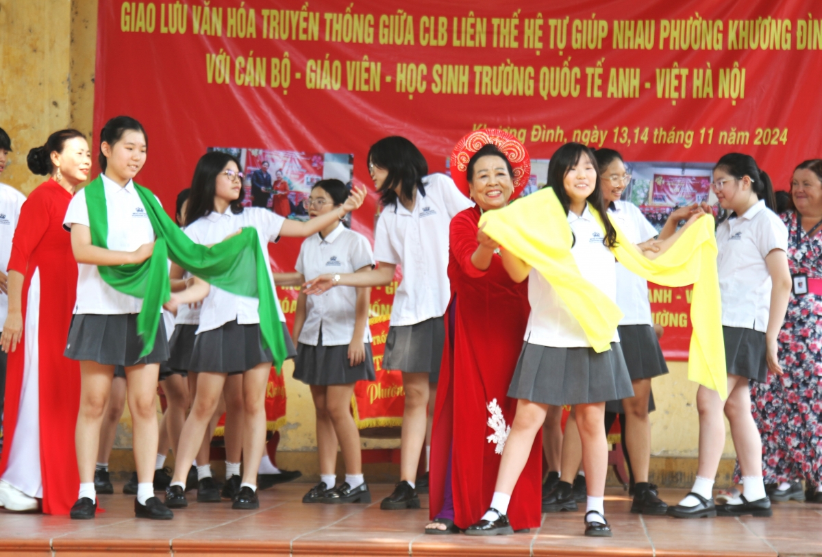 Bà Chủ nhiệm hướng dẫn học sinh múa theo làn điệu chèo