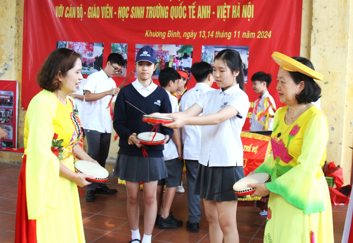 Các thành viên CLB hướng dẫn học sinh cách sử dụng nhạc cụ truyền thống