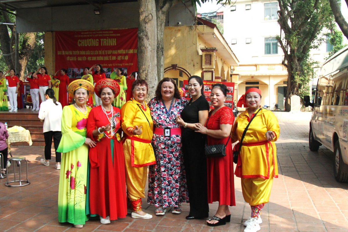 Tranh thủ chụp ảnh để lưu giữ những khoảnh khắc đáng nhớ