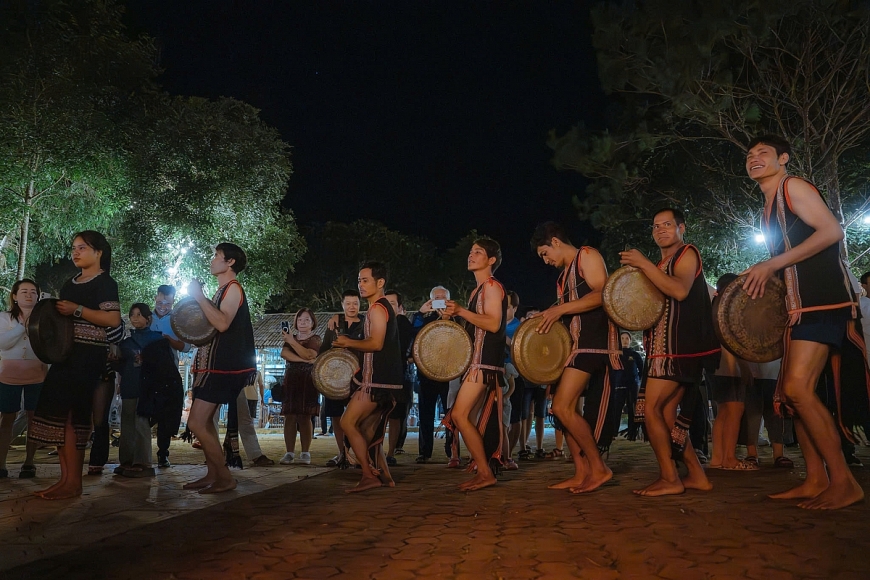 Măng Đen đang hấp dẫn du khách bởi khí hậu, văn hóa bản địa cũng như ẩm thực và nhiều nét độc đáo thiên nhiên