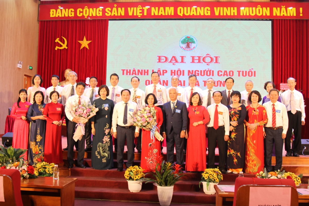 Lãnh đạo Hội NCT TP Hà Nội và lãnh đạo quận Hai Bà Trưng tặng hoa chúc mừng Ban Chấp hành Hội NCT quận