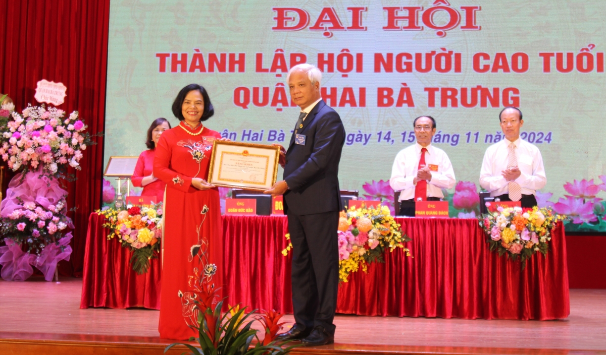 Ông Nguyễn Thế Toàn trao Bằng khen của Chủ tịch UBND TP Hà Nội cho Hội NCT quận Hai Bà Trưng