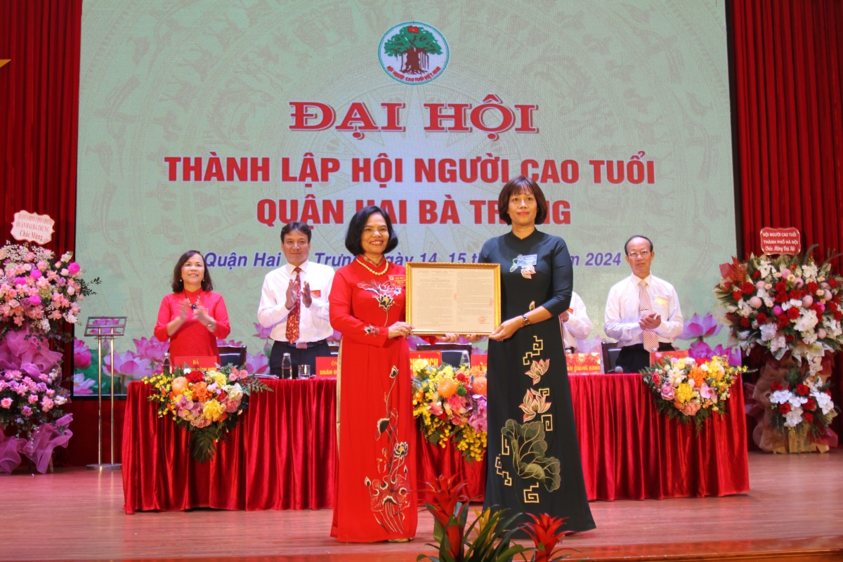 Phó Chủ tịch UBND quận Hai Bà Trưng Nguyễn Thị Thu Hiền Trao Quyết định thành lập Hội NCT quận