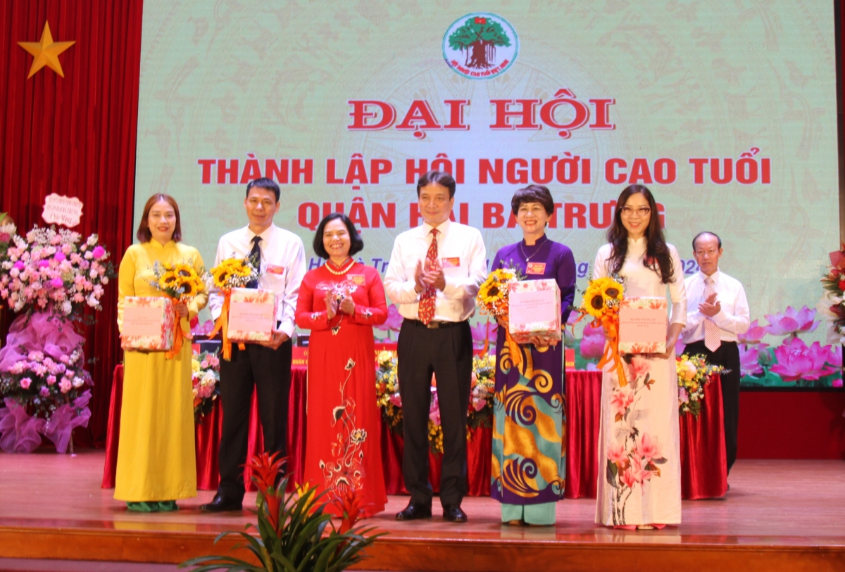 Tặng quà các thành viên không tham gia Ban Chấp hành Hội