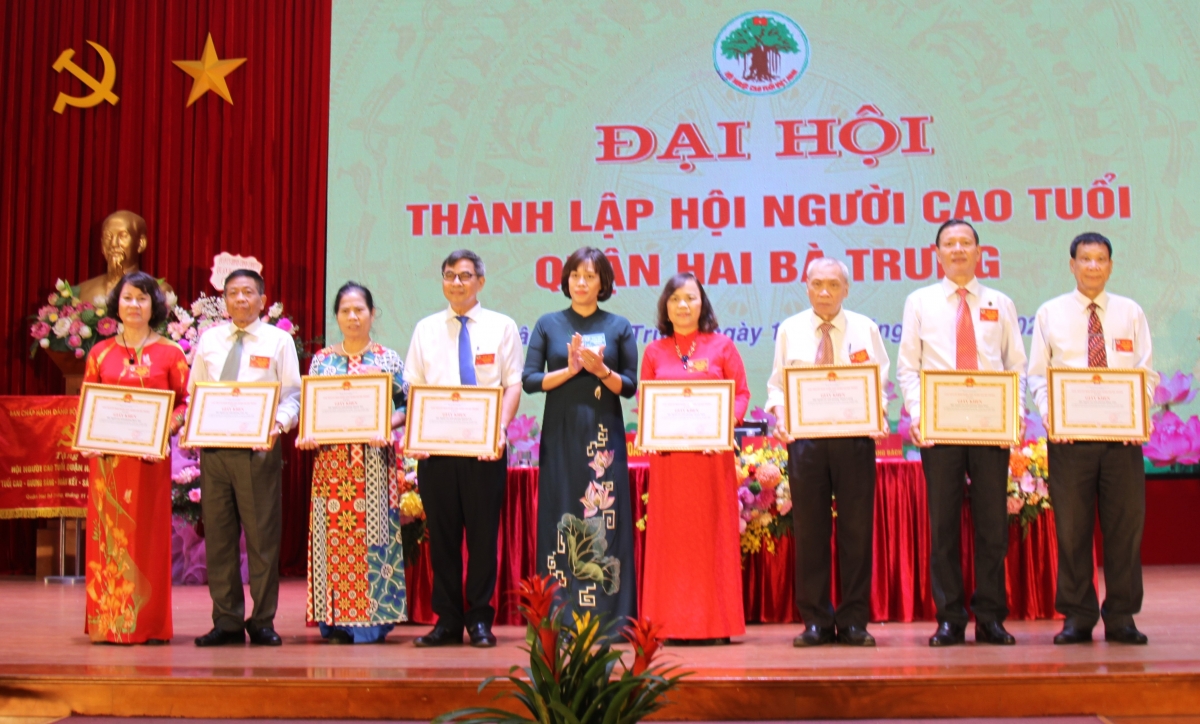 Trao Giấy khen của Chủ tịch UBND quận cho các tập thể xuất sắc