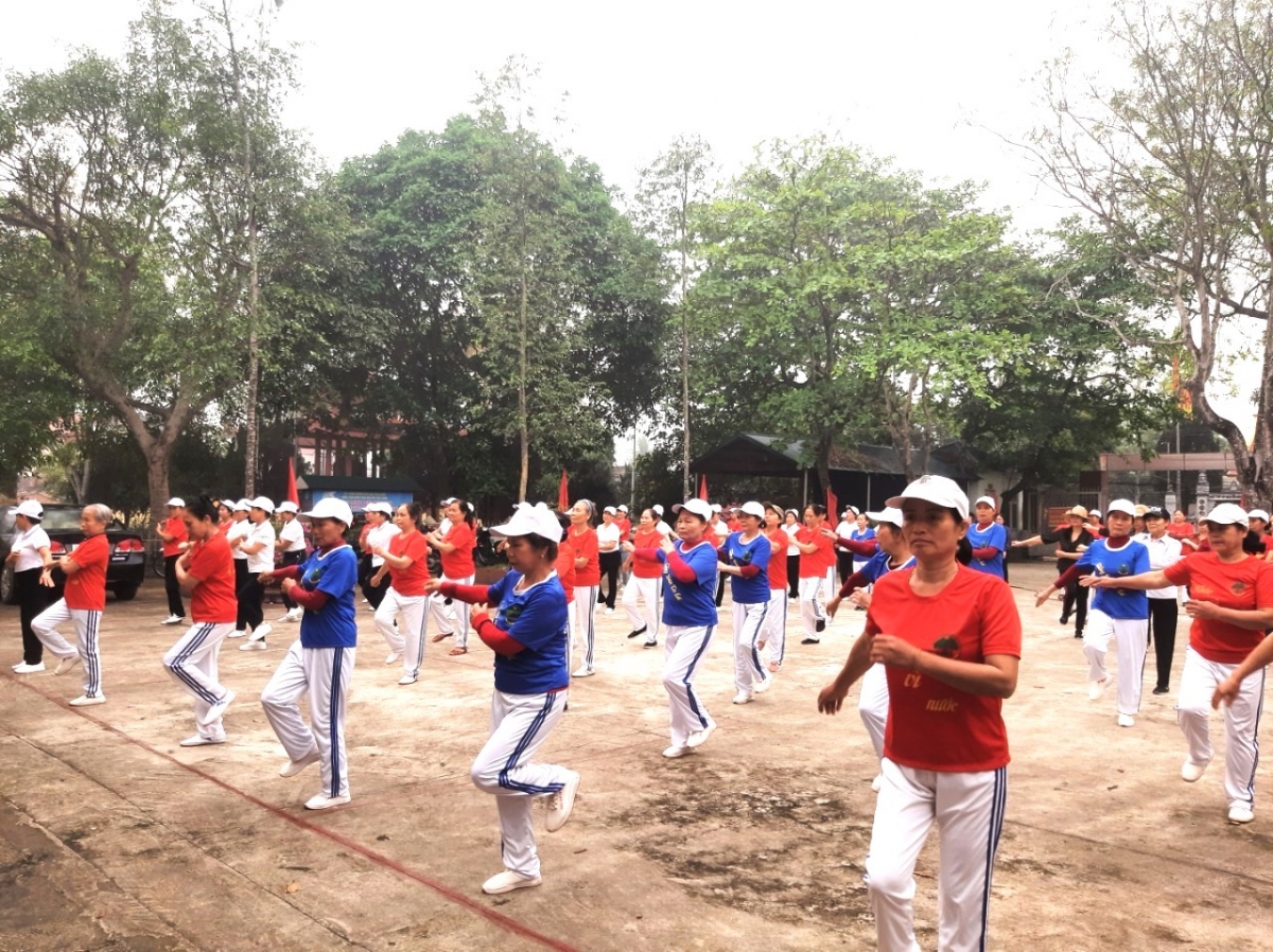 Bà Lê Thị Nguyệt tham gia hoạt động CLB Liên thế hệ tự giúp nhau