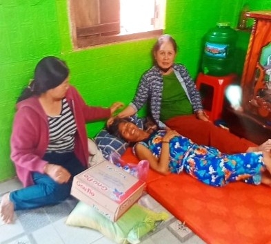 Bà Ka Dồi thăm, tặng quà hội viên hoàn cảnh khó khăn