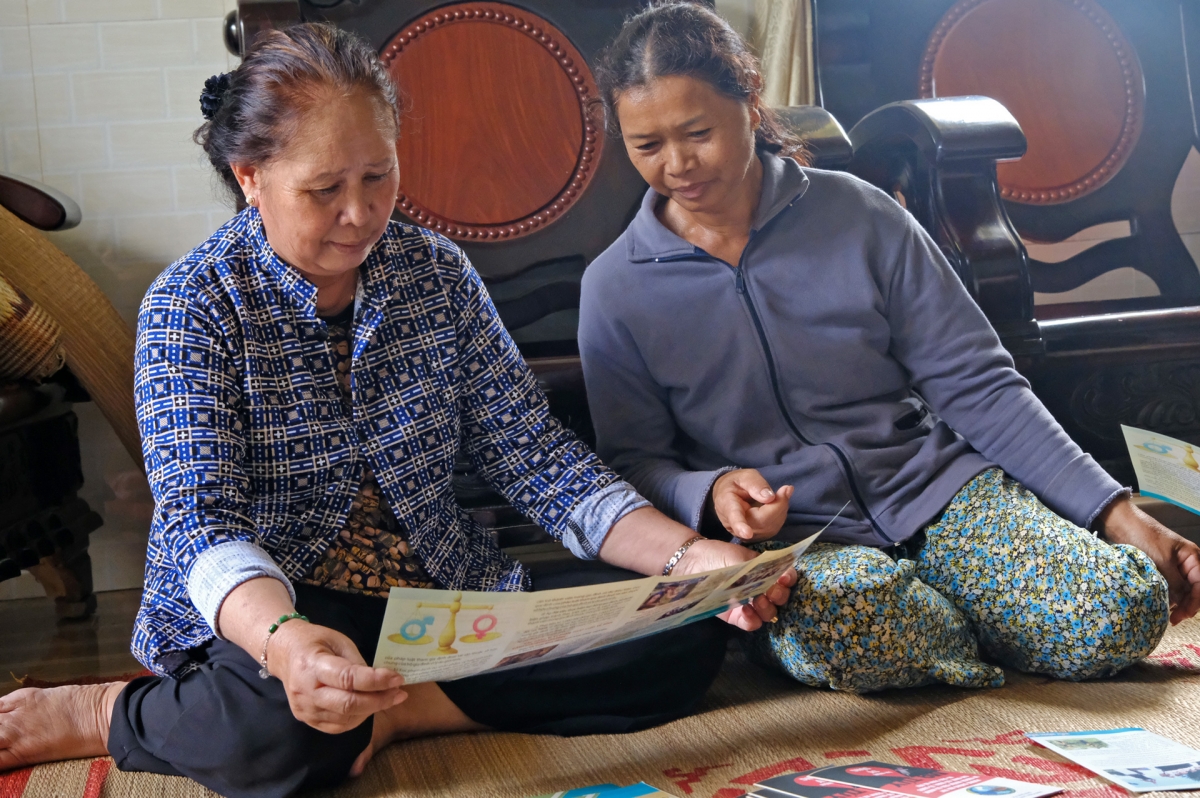 Bà Ka Dồi truyền thông các chương trình, chính sách cho hội viên phụ n