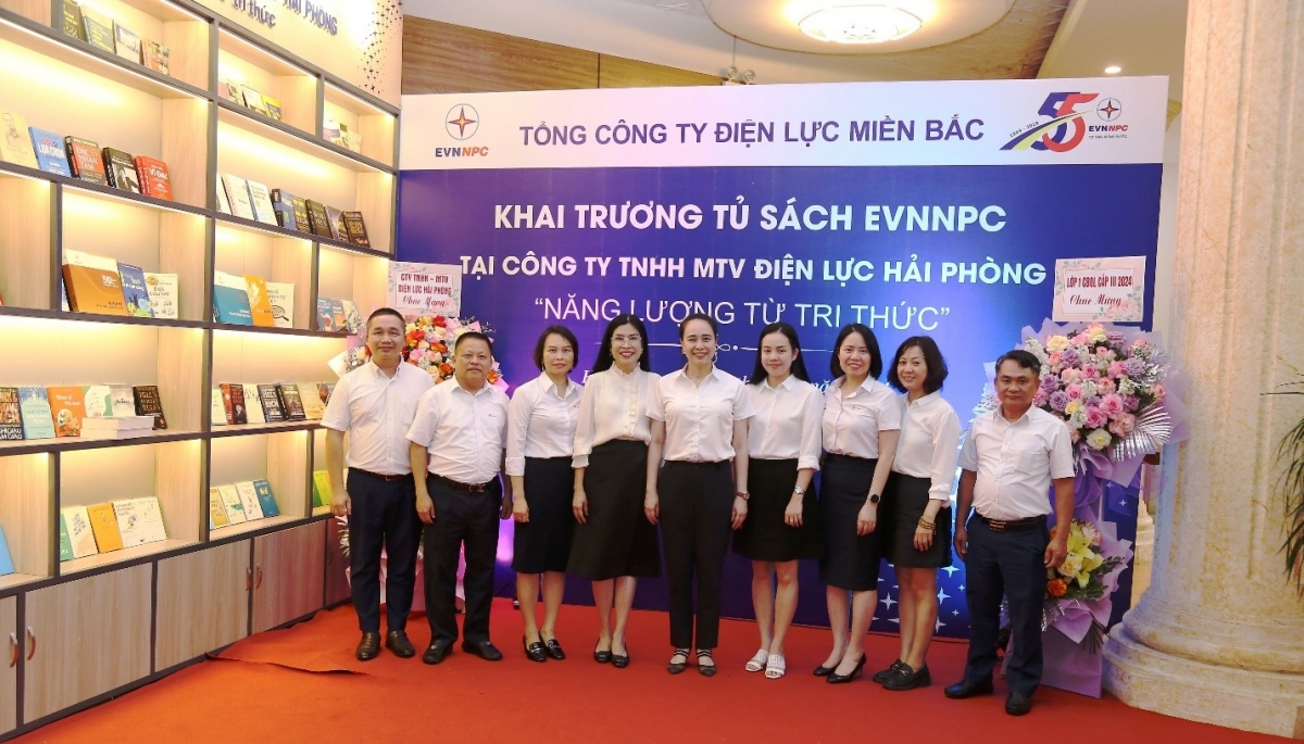 Tổng Công ty Điện lực miền Bắc khai trương tủ sách 