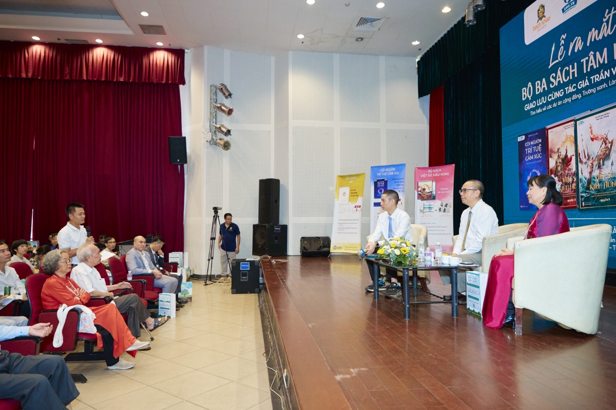 Cảm nghĩ từ người đọc về bộ ba tác phẩm của nhà giáo Trần Việt Quân