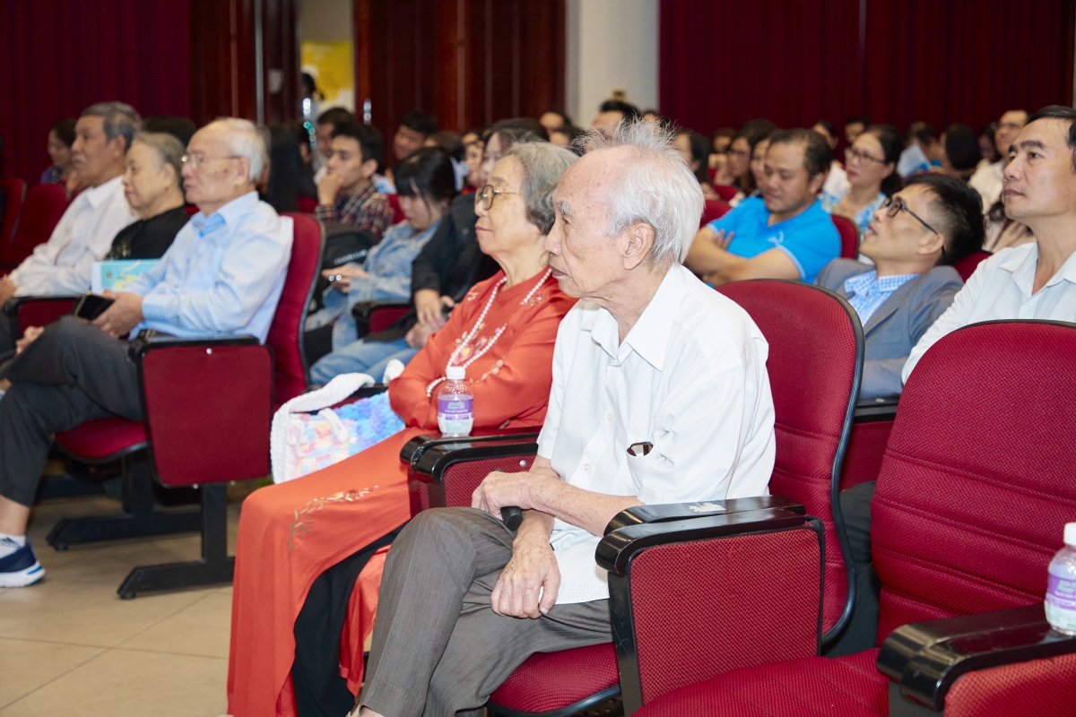 Cảm nghĩ từ người đọc về bộ ba tác phẩm của nhà giáo Trần Việt Quân