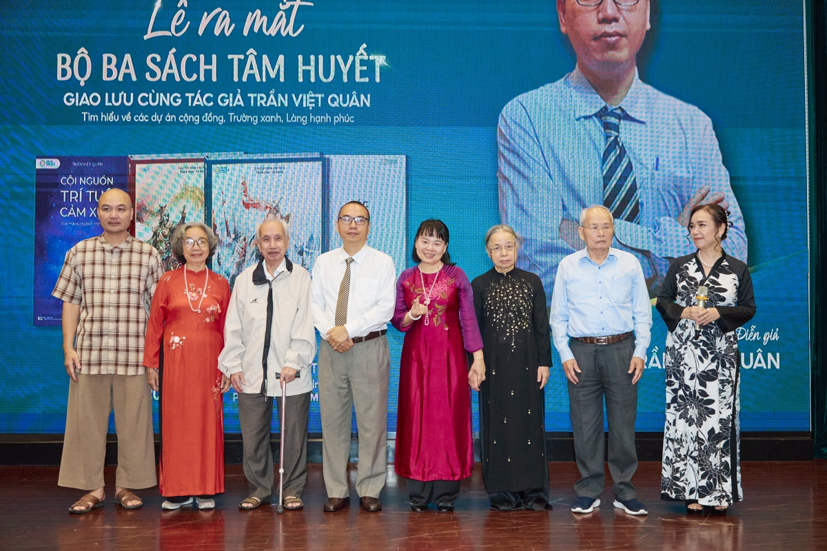 Cảm nghĩ từ người đọc về bộ ba tác phẩm của nhà giáo Trần Việt Quân