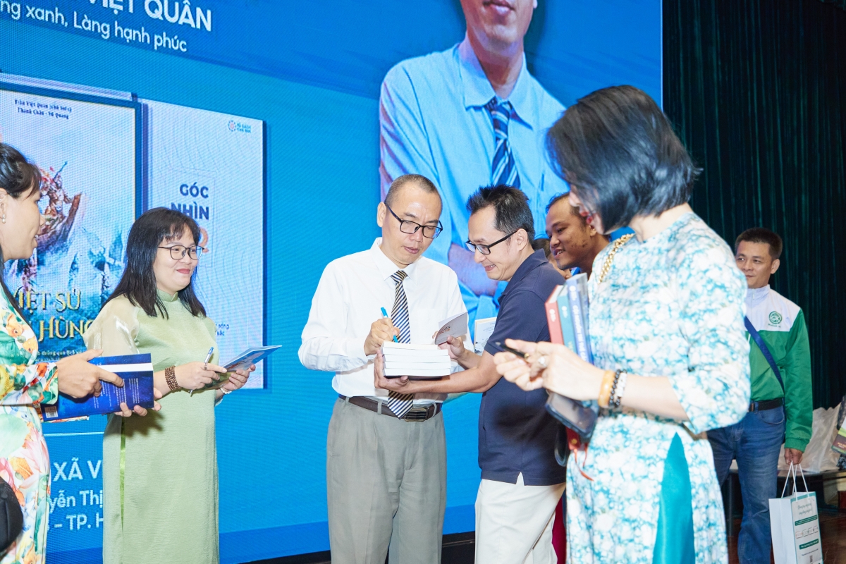 Cảm nghĩ từ người đọc về bộ ba tác phẩm của nhà giáo Trần Việt Quân