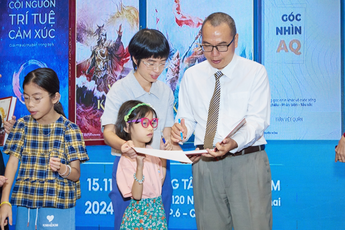 Cảm nghĩ từ người đọc về bộ ba tác phẩm của nhà giáo Trần Việt Quân