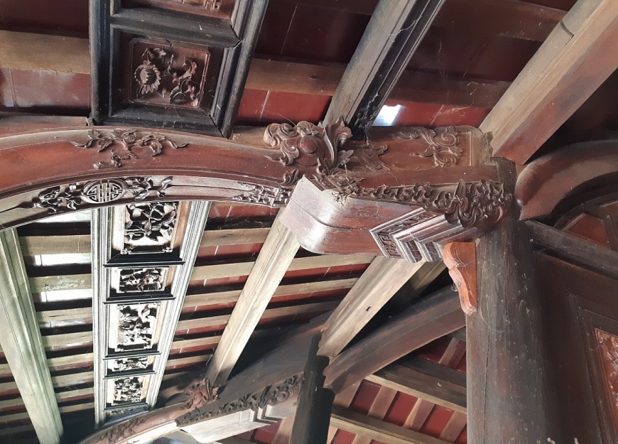 Mỗi chi tiết trong kiến trúc nhà rường, từ cột, kèo đến mái ngói, đều thể hiện sự khéo léo và tài hoa của người thợ xưa.