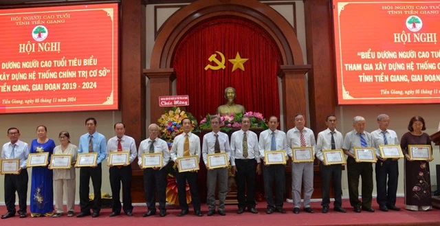 Ông Nguyễn Ngọc Minh, Chủ tịch Hội NCT tỉnh trao Giấy chứng nhận NCT tiêu biểu tham gia xây dựng hệ thống chính trị cơ sở giai đoạn 2019 - 2024.