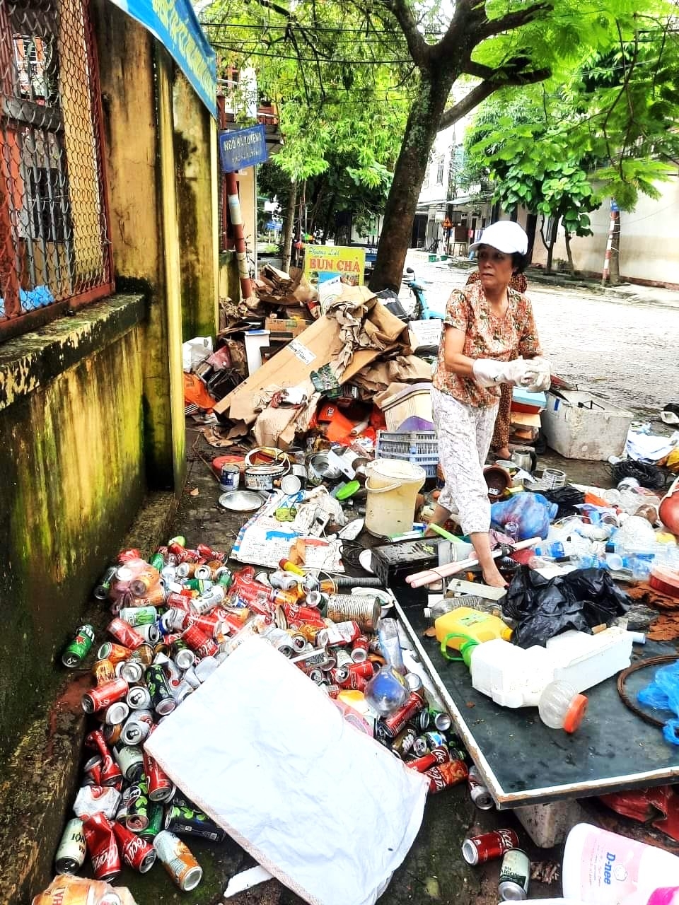 Phụ nữ Chi hội tổ dân phố số 2 phường Phan Thiết, TP Tuyên Quang thu gom rác thải nhựa tái chế bán lấy tiền hỗ trợ hội viên nghèo.