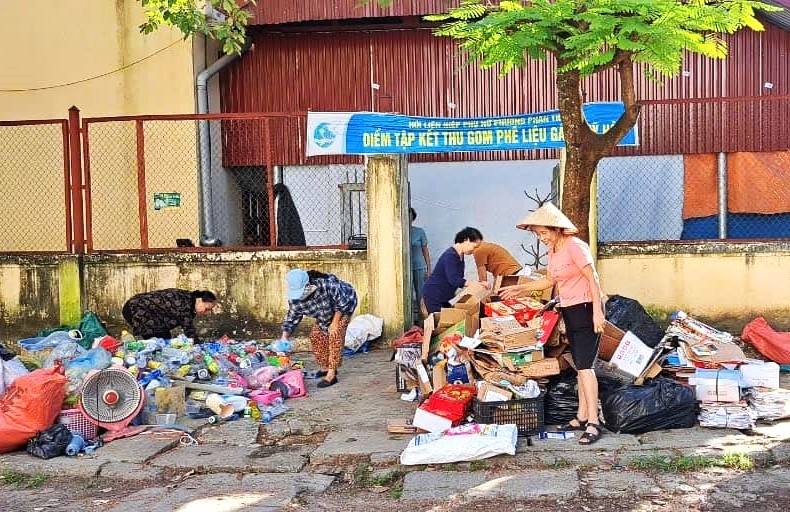 Chi hội Phụ nữ tổ dân phố số 2 phường Phan Thiết, TP Tuyên Quang thu gom rác thải nhựa tái chế bán lấy tiền hỗ trợ hội viên nghèo.