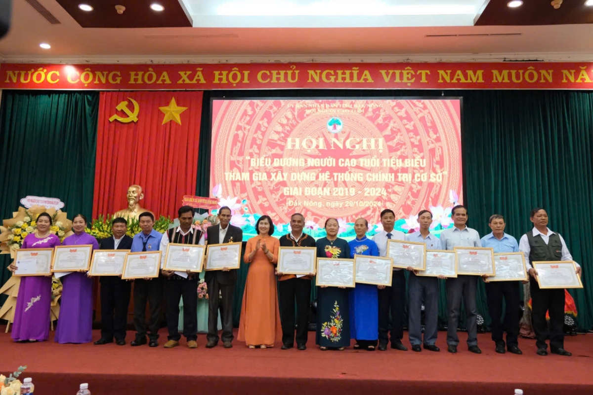 Người cao tuổi tích cực tham gia xây dựng hệ thống chính trị cơ sở