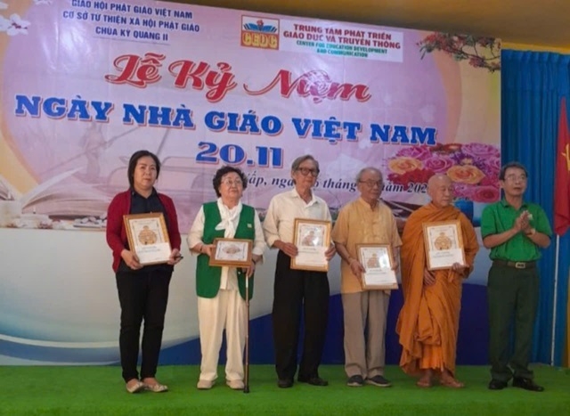 Họp mặt kỉ niệm ngày Nhà giáo Việt Nam năm 2024