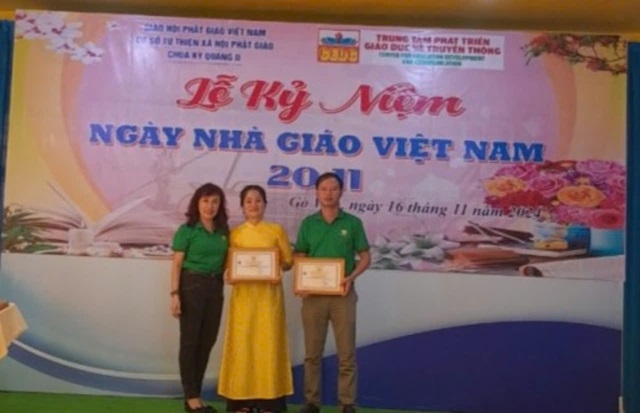 Tri ân và tặng kỉ niệm chương cho các đại biểu