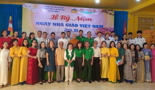 Các đại biểu chụp ảnh lưu niệm tại buổi họp mặt