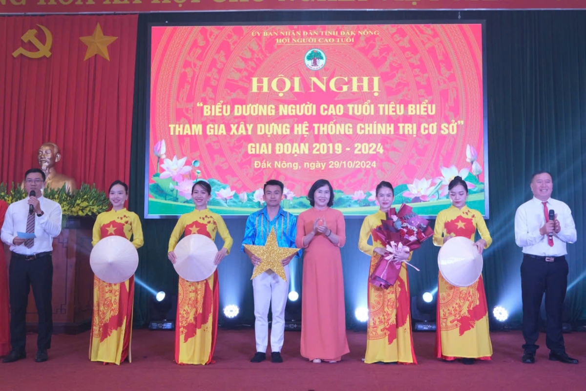 Người cao tuổi tích cực tham gia xây dựng hệ thống chính trị cơ sở