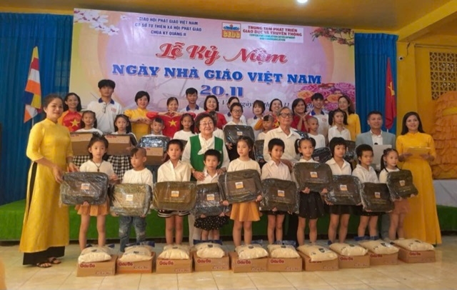 Tặng quà cho học sinh vượt khó hiếu học ở Chùa Kỳ Quang 2