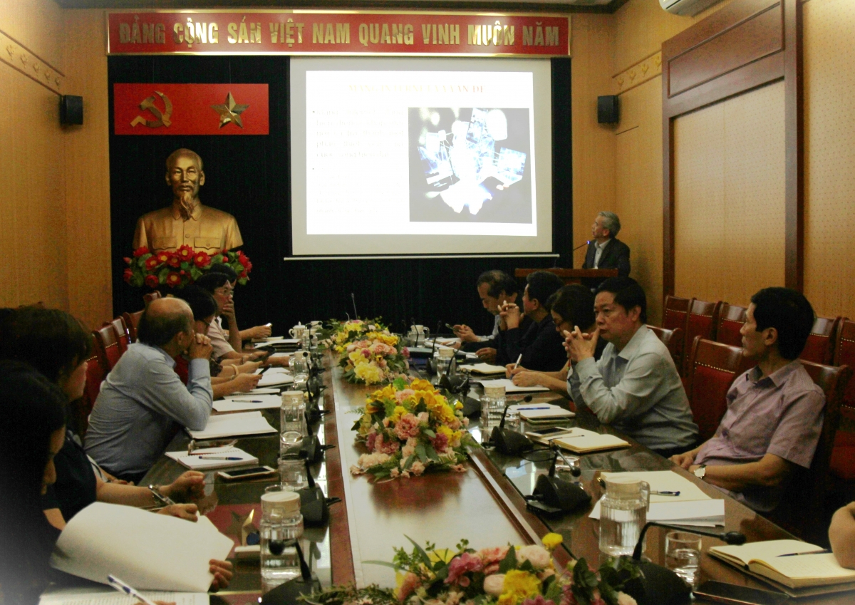 Phó Chủ tịch Phan Văn Hùng trình bày chuyên đề Bảo vệ NCT trên không gian mạn