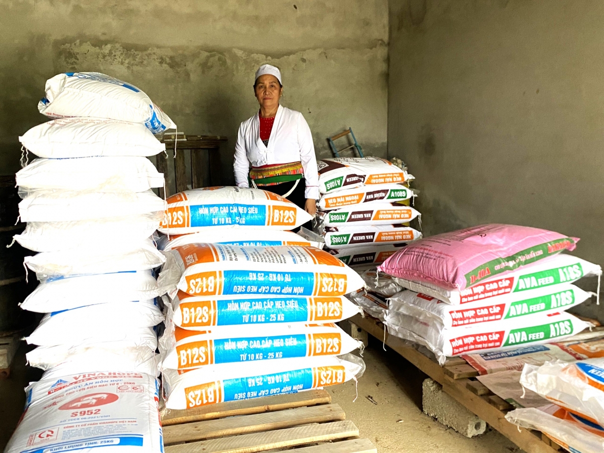 Bà Quách Thị Xuân cung cấp thức ăn chăn nuôi và vật tư nông nghiệp cho bà con trong vùng