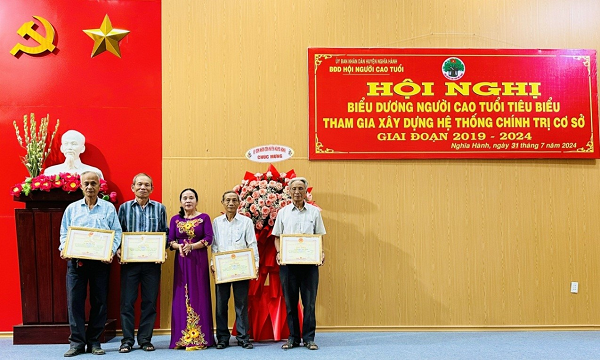 Người cao tuổi làm gương cho con cháu và cộng đồng noi theo