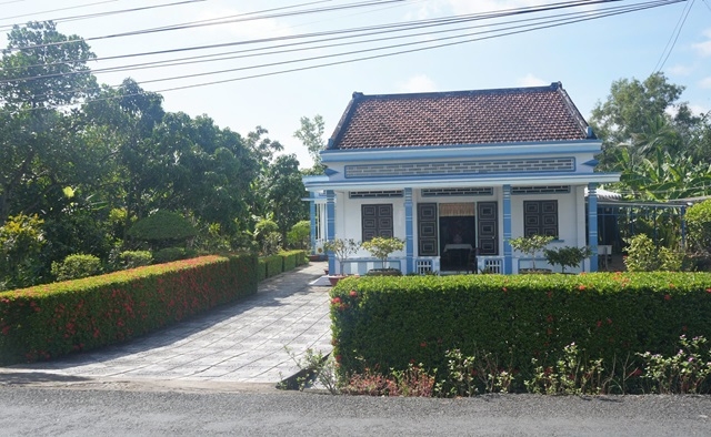 Hàng rào cây xanh của ông Đoàn Văn Quyền luôn được cắt tỉa, chăm sóc cẩn thận, góp phần làm đẹp cảnh quan, xây dựng nông thôn mới ở địa phương.